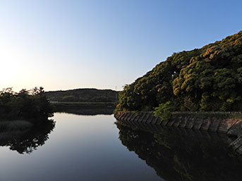 左側が鏡宮神社・右側が朝熊神社　川がまるで水鏡のよう
