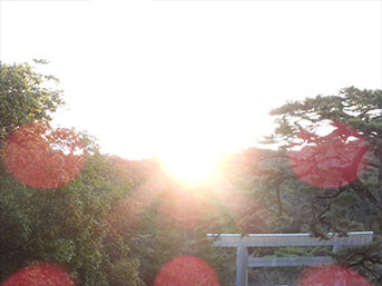 饗土橋姫神社から望む神々しい朝日