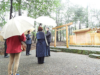 恵みの雨に輝く鴨下神社