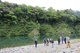 多岐原神社近く　新緑が美しい「三瀬の渡し」