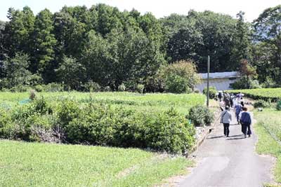 秋晴れのもと久具都比売神社に向かう