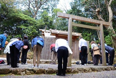 険しい石段を登り神前神社を参拝