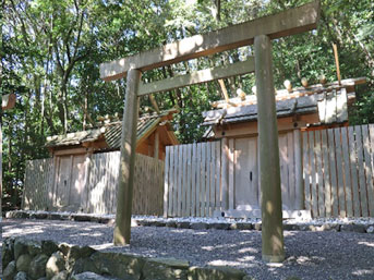 向かって右が朝熊神社、左が朝熊御前神社。