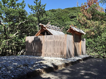 真新しい御社殿。背後に望まれるのは朝熊神社の社叢。