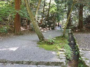 髙倉山のふもと、土宮前の細道を入ってすぐの場所に鎮座する。