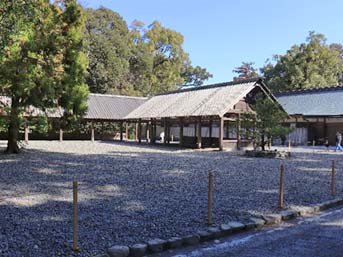 外宮神楽殿と新御敷地のあいだに広がる、お祭りのための空間「大庭」。